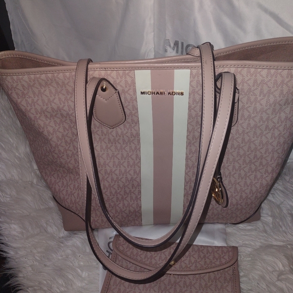Micheal Kors Tote - Picture 1 of 3